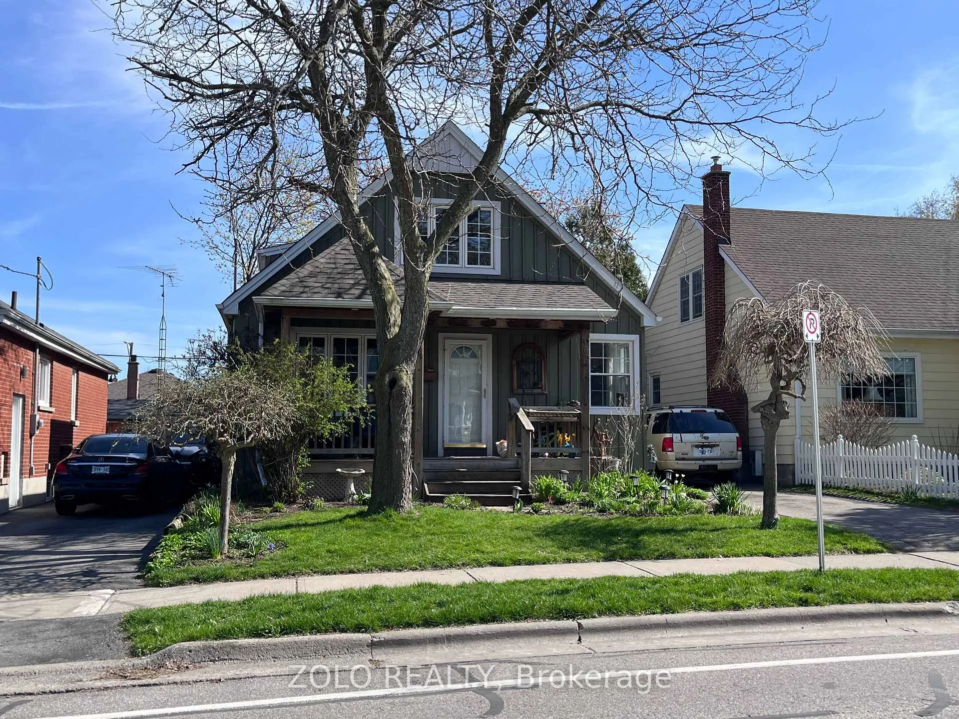Photo of 369 Athol Street E