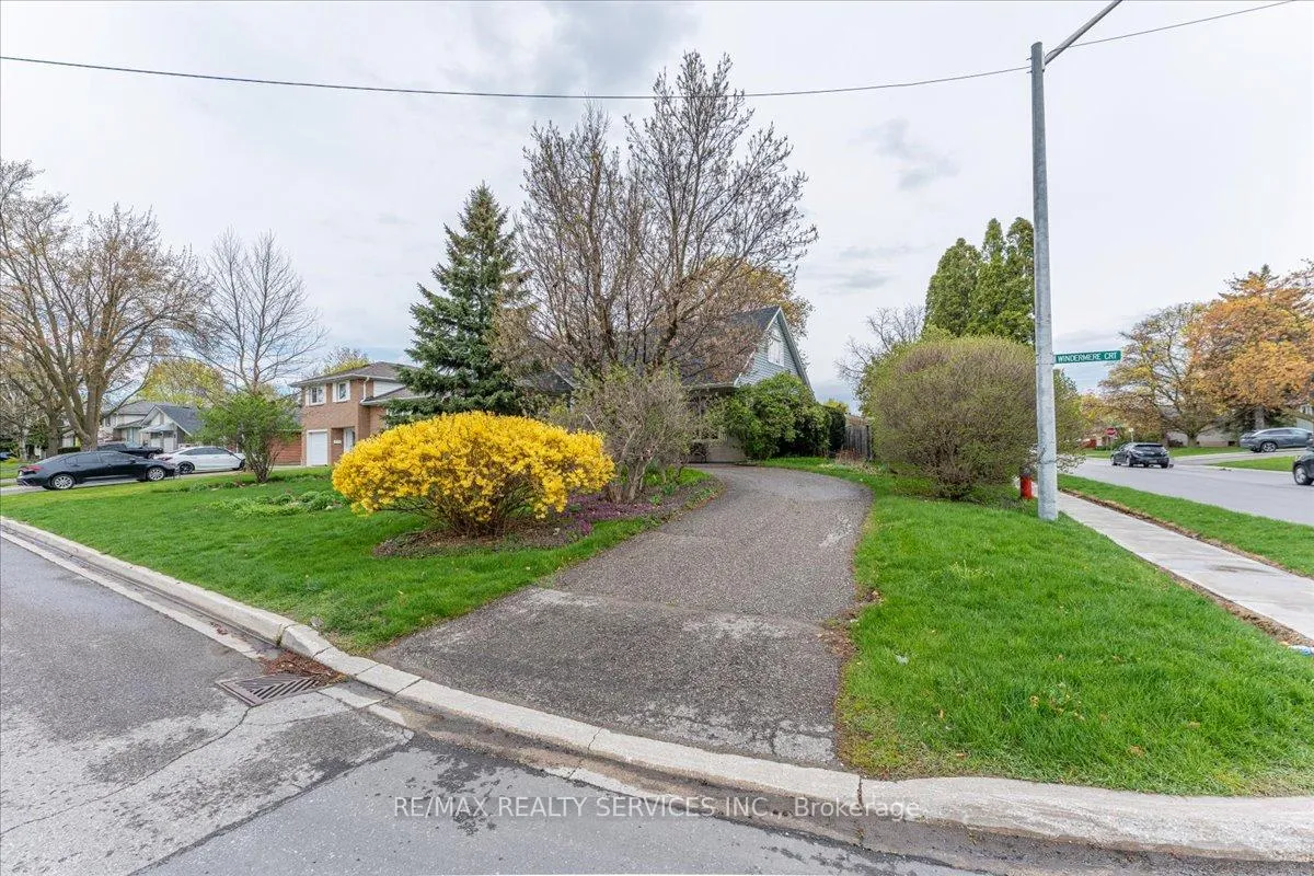 Photo 3 of 2 Windermere Court, Brampton, Northwood Park — HOMEH