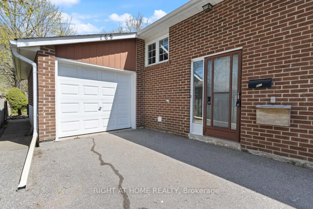 Photo 4 of 169 William Roe Boulevard, Newmarket, Central Newmarket — HOMEH