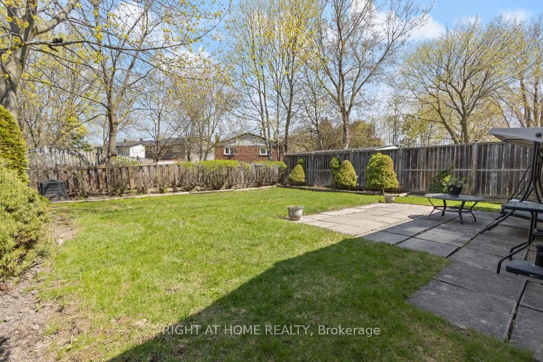 Photo 5 of 169 William Roe Boulevard, Newmarket, Central Newmarket — HOMEH