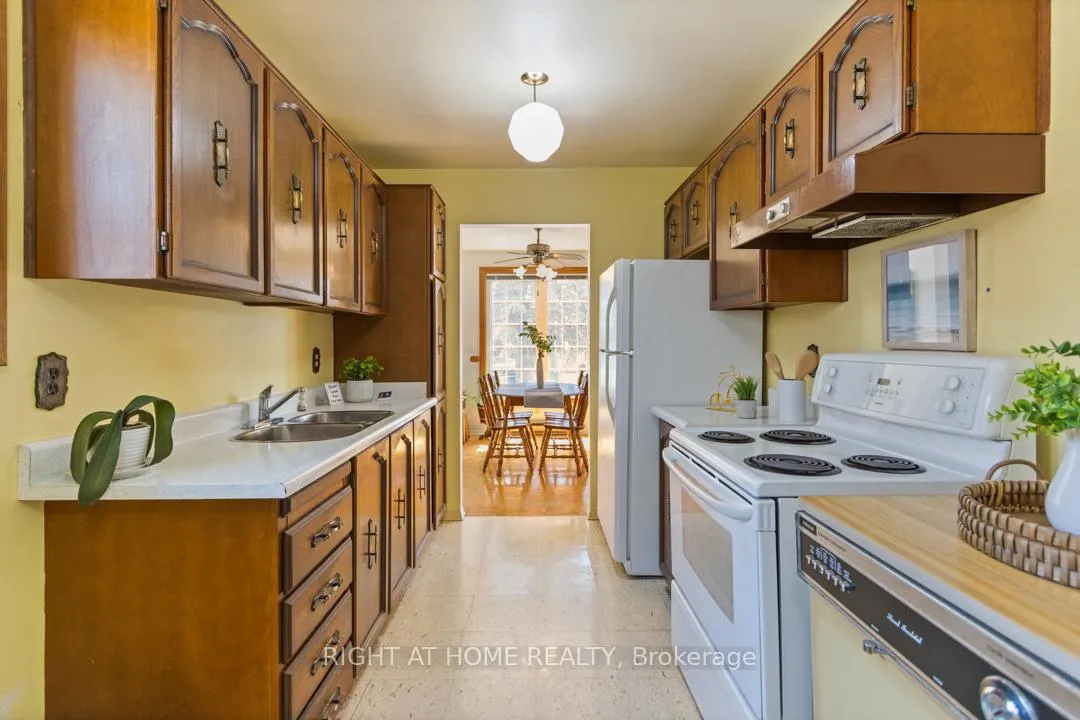 Photo 15 of 169 William Roe Boulevard, Newmarket, Central Newmarket — HOMEH