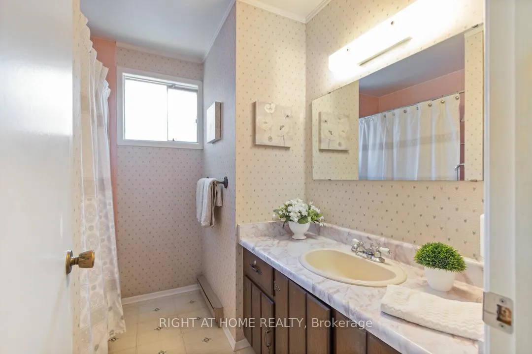 Photo 17 of 169 William Roe Boulevard, Newmarket, Central Newmarket — HOMEH
