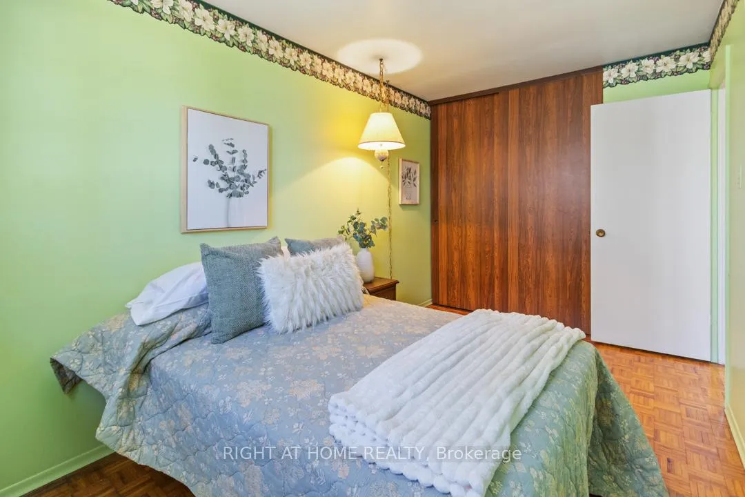 Photo 18 of 169 William Roe Boulevard, Newmarket, Central Newmarket — HOMEH