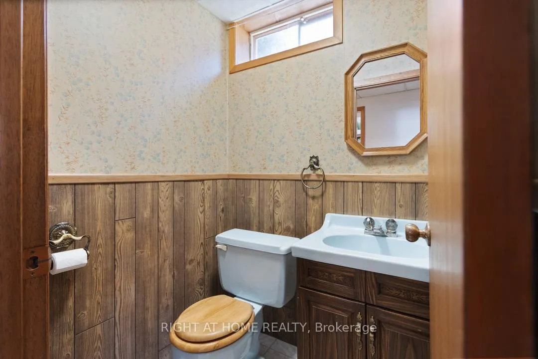 Photo 23 of 169 William Roe Boulevard, Newmarket, Central Newmarket — HOMEH