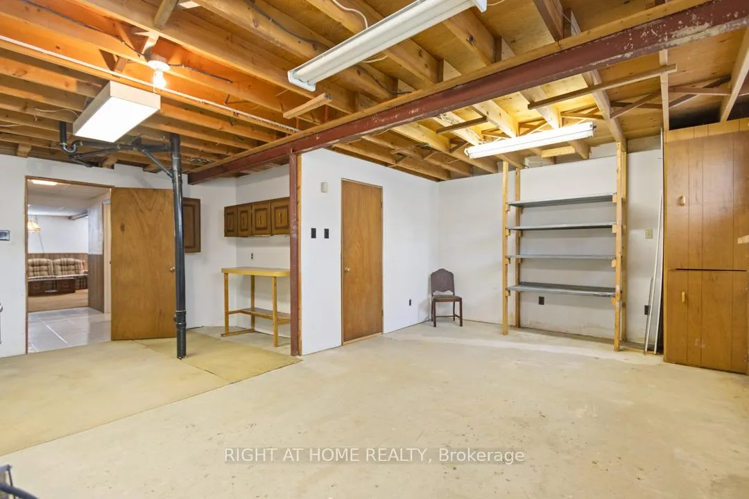 Photo 32 of 169 William Roe Boulevard, Newmarket, Central Newmarket — HOMEH