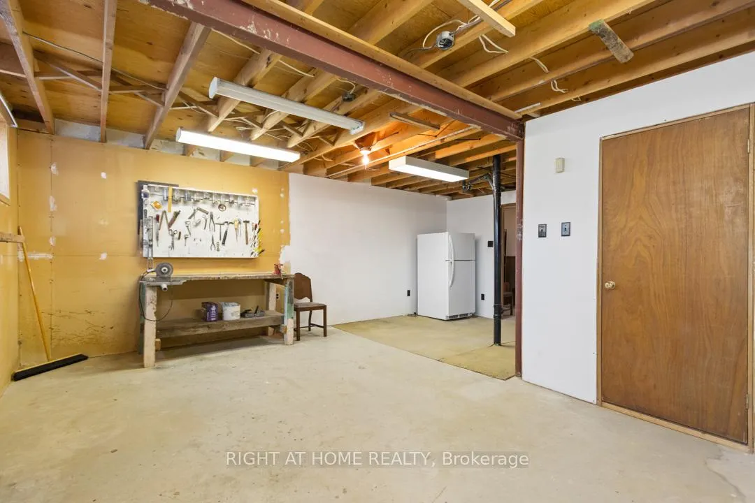 Photo 33 of 169 William Roe Boulevard, Newmarket, Central Newmarket — HOMEH
