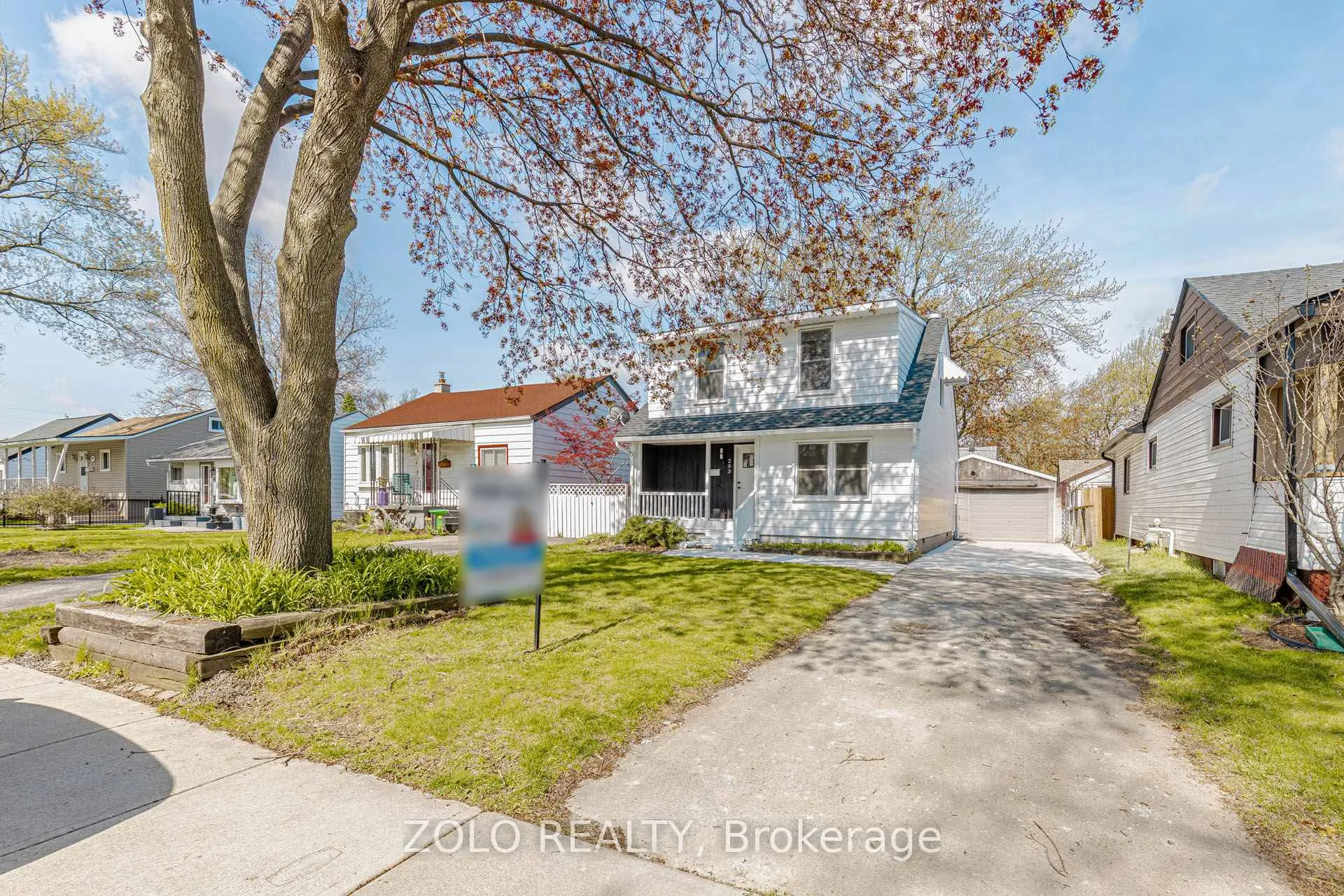 Front of 283 Ivon Avenue W