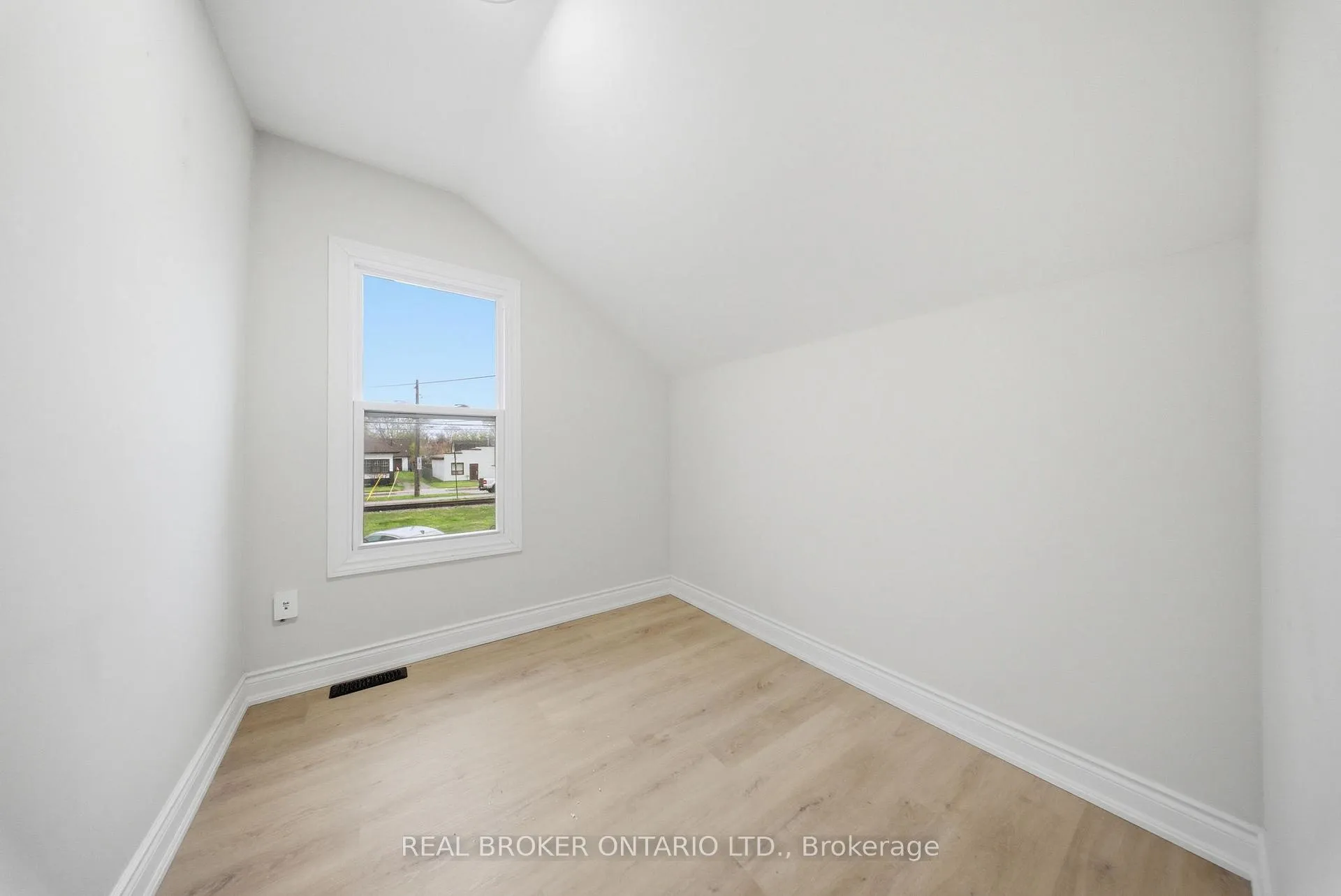 Photo 21 of 129 Durham Street, Port Colborne, East Village — HOMEH