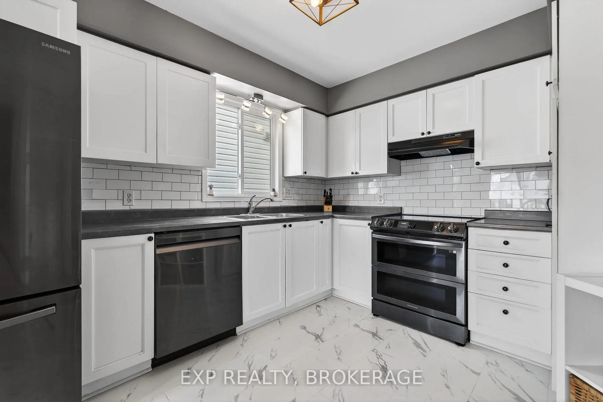 Photo 6 of 584 Freeman Crescent, Kingston, Kingston East (Incl Barret Crt) — HOMEH