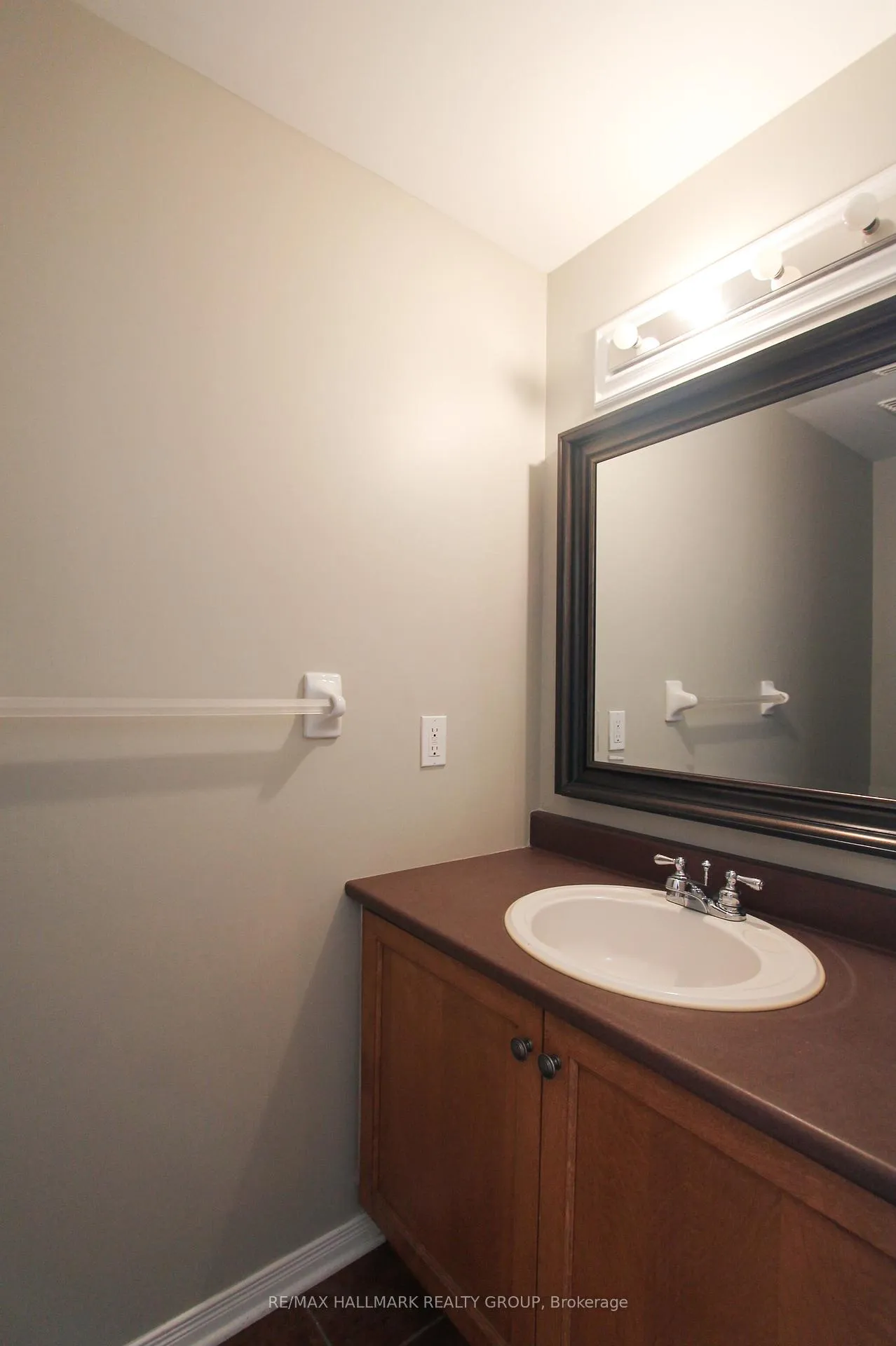 Photo 3 of 55 Maxton Private, Ottawa, Beacon Hill South — HOMEH