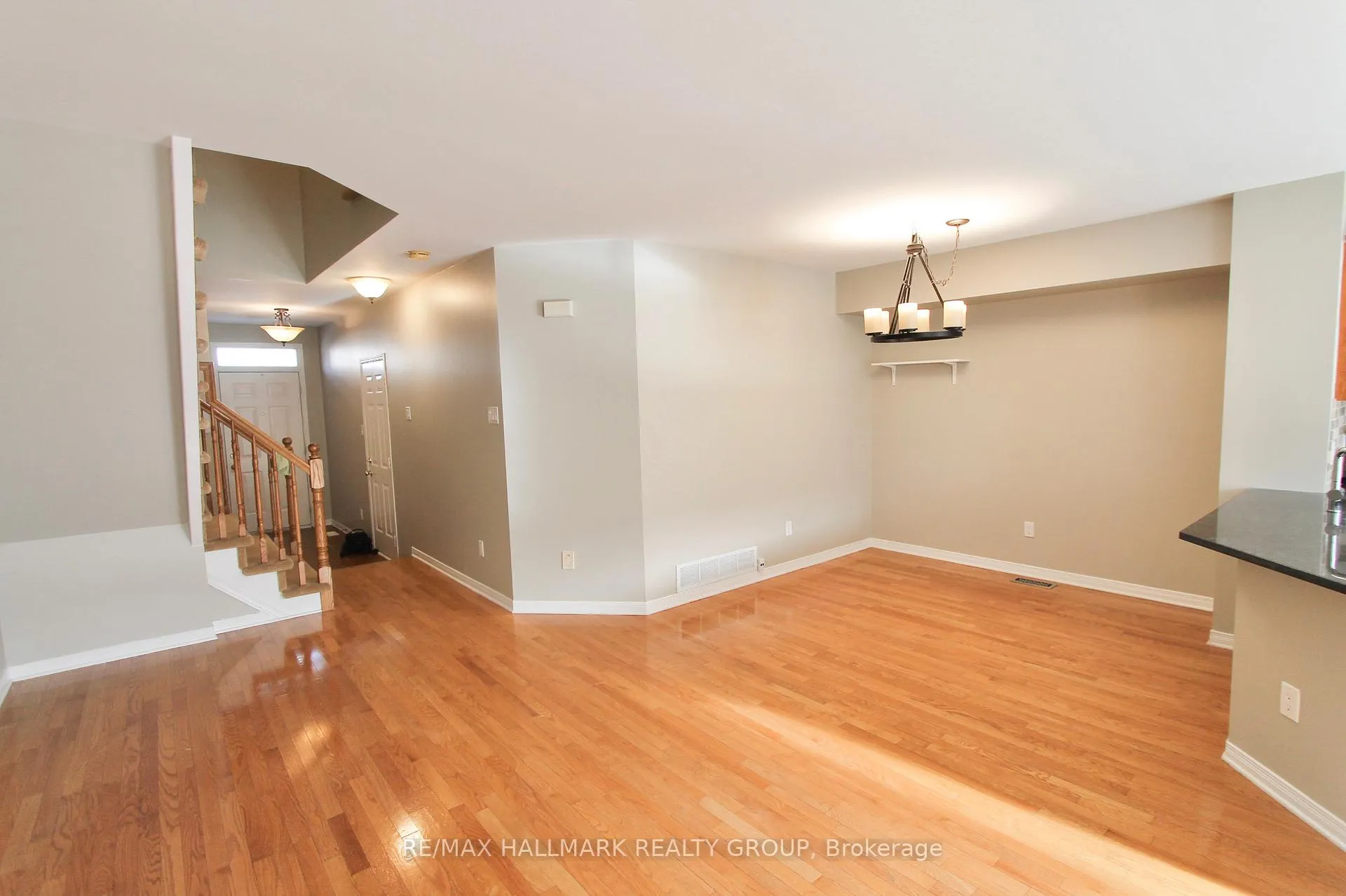 Photo 5 of 55 Maxton Private, Ottawa, Beacon Hill South — HOMEH