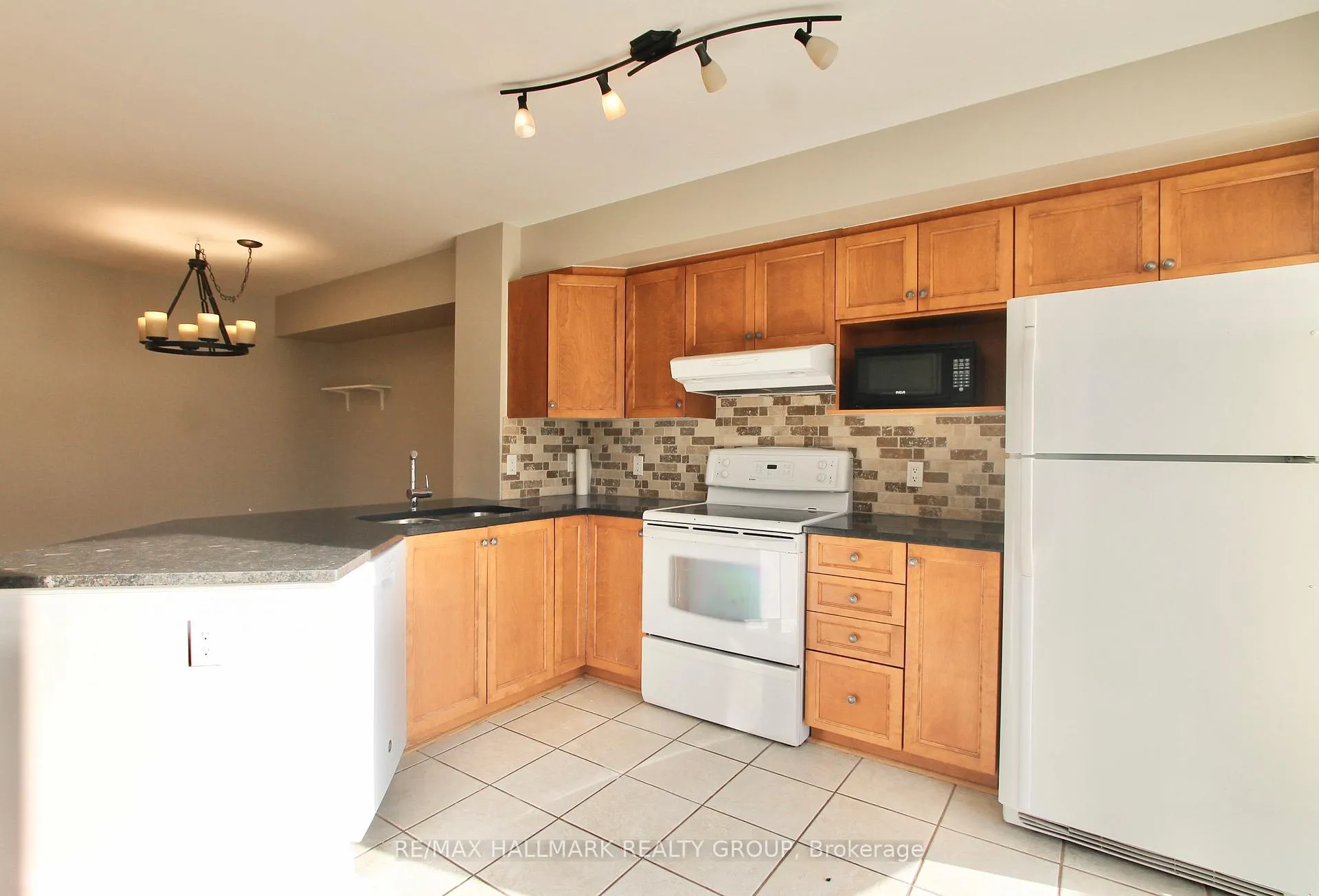 Photo 7 of 55 Maxton Private, Ottawa, Beacon Hill South — HOMEH
