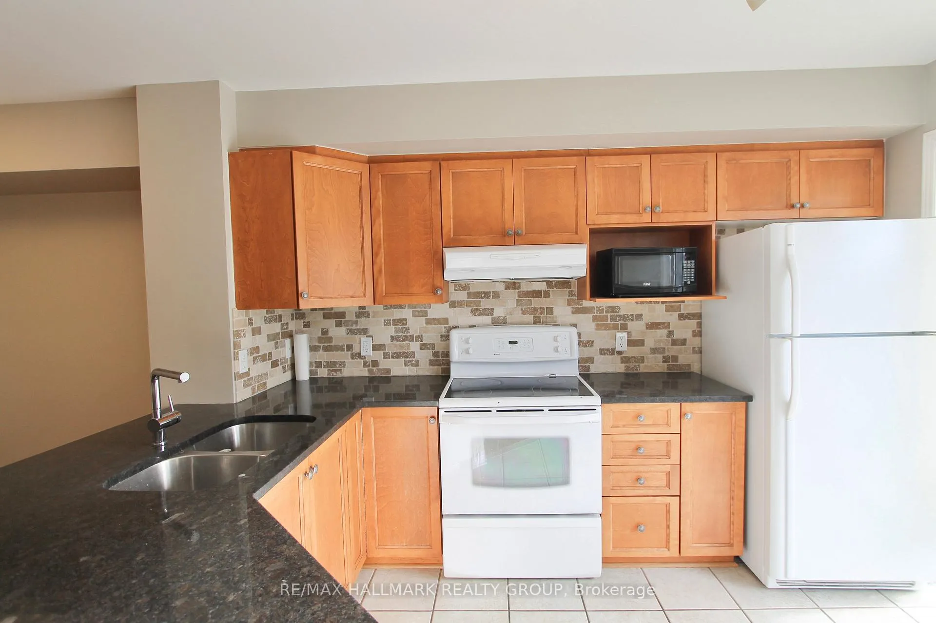 Photo 8 of 55 Maxton Private, Ottawa, Beacon Hill South — HOMEH