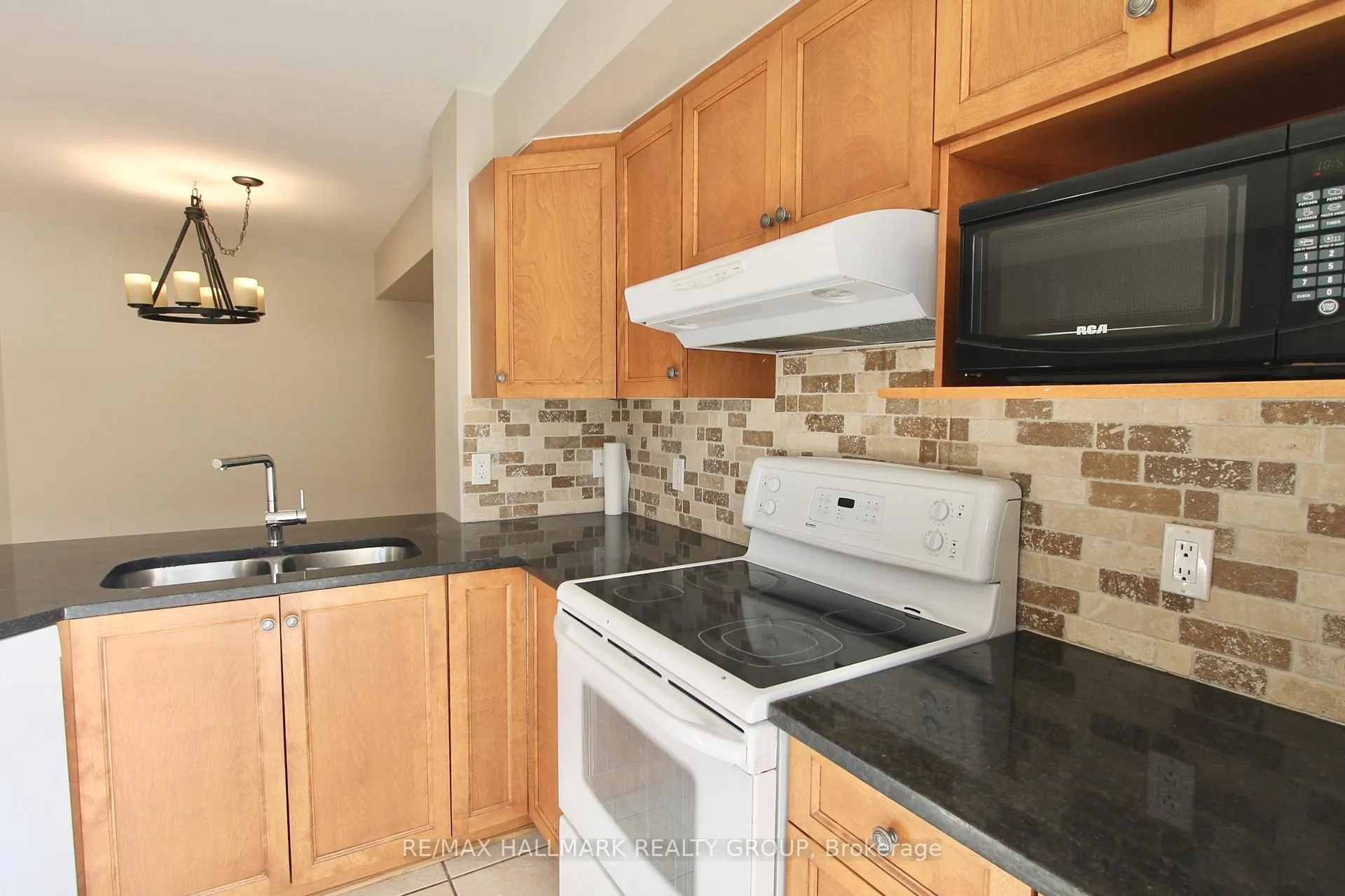 Photo 10 of 55 Maxton Private, Ottawa, Beacon Hill South — HOMEH