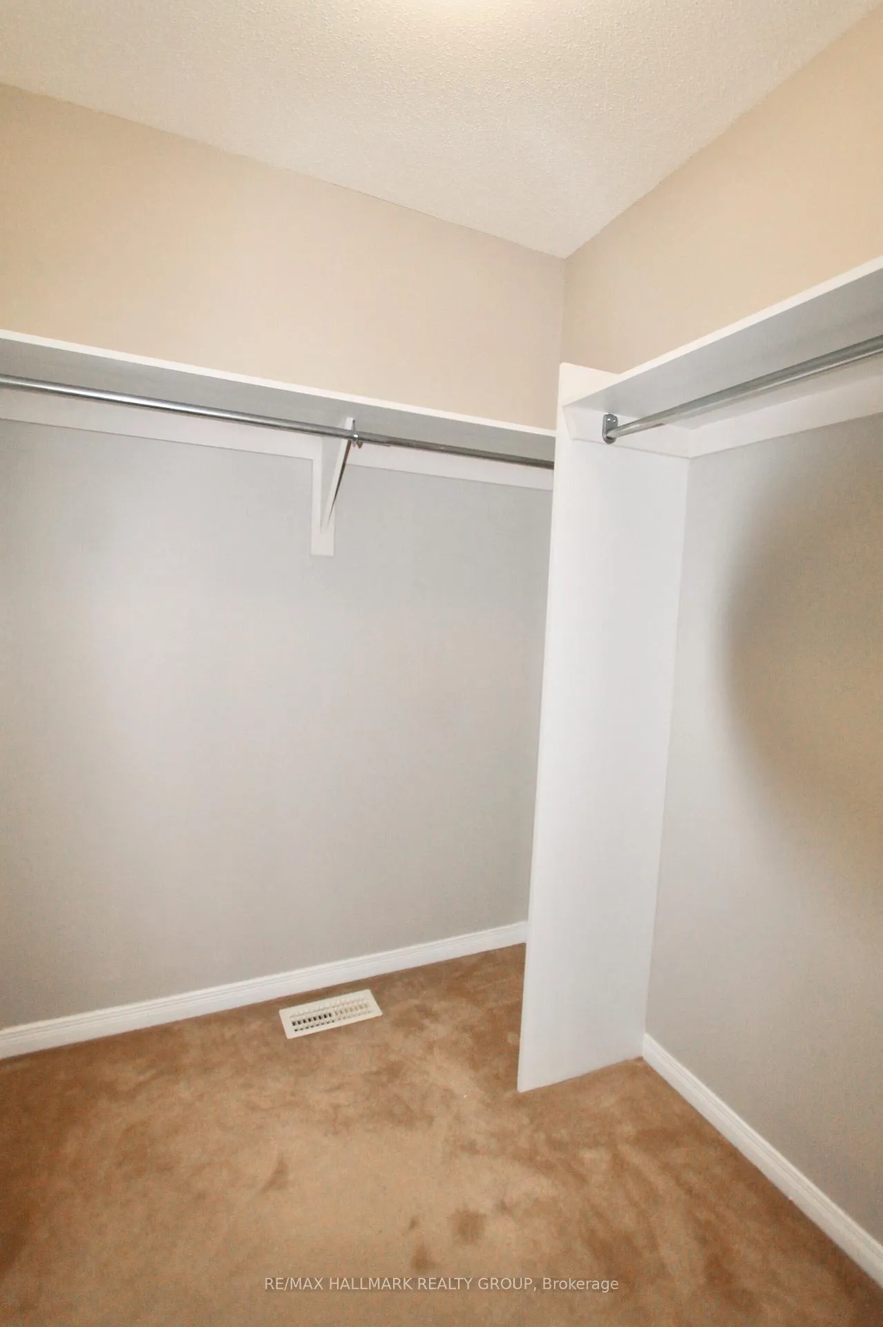 Photo 15 of 55 Maxton Private, Ottawa, Beacon Hill South — HOMEH
