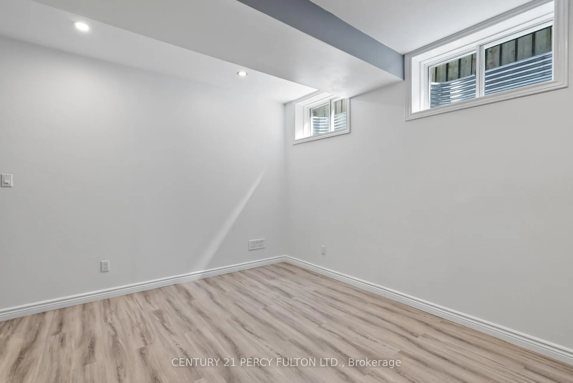 Photo 18 of 89 Liberty Street S, Clarington, Bowmanville — HOMEH