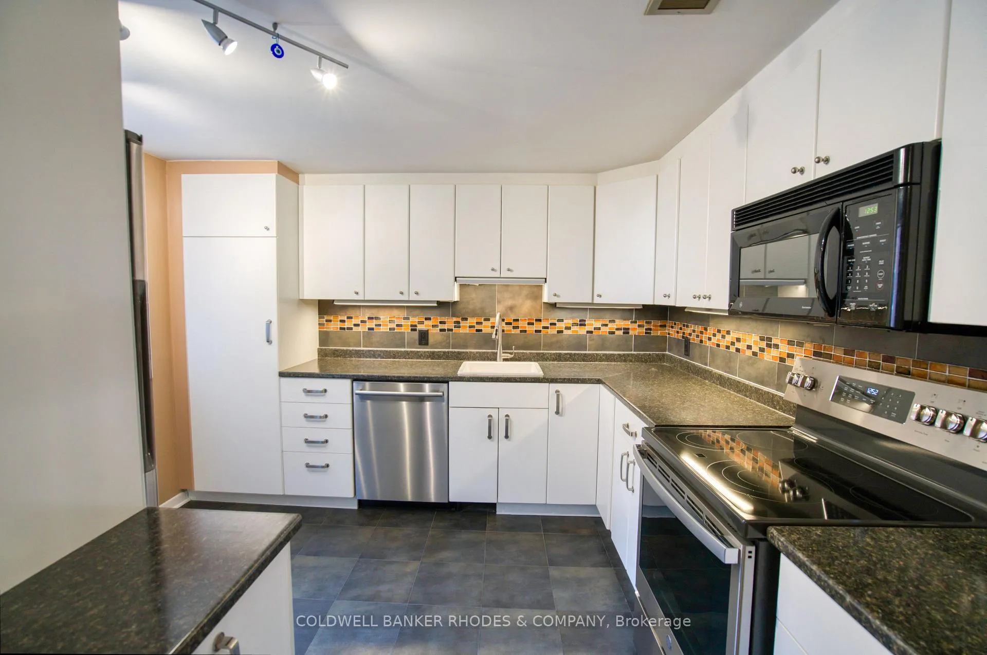 Photo 7 of Unit 9, 215 MacKay Street, Ottawa, New Edinburgh — HOMEH