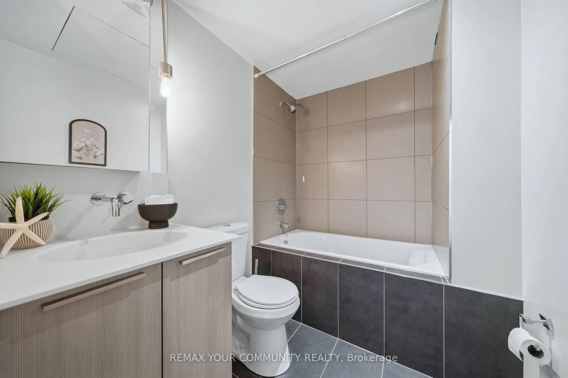 Photo 16 of Unit 1307, 95 Bathurst Street, Toronto, Waterfront Communities — HOMEH