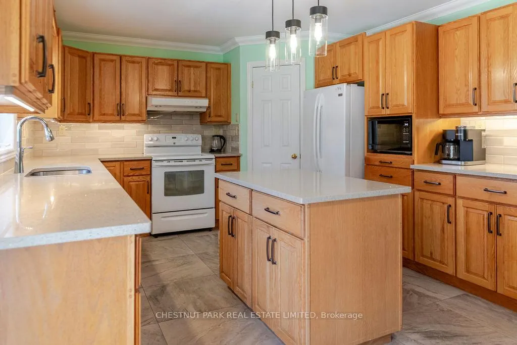 Photo 10 of 529 Main Street, Prince Edward County, Bloomfield Ward — HOMEH
