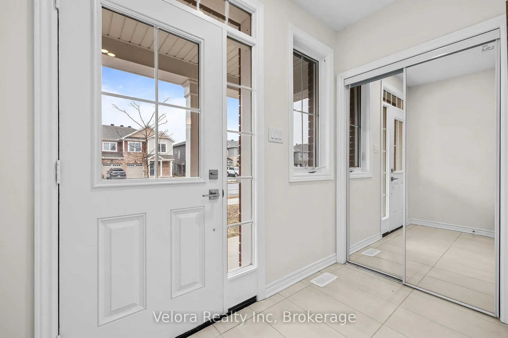 Photo 3 of 122 Cranesbill Road, Ottawa, Kanata - Emerald Meadows/Trailwest — HOMEH