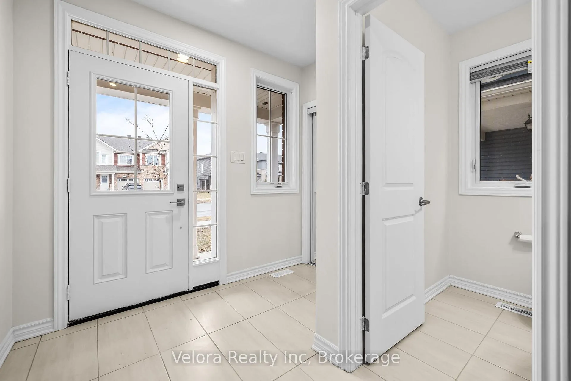 Photo 4 of 122 Cranesbill Road, Ottawa, Kanata - Emerald Meadows/Trailwest — HOMEH