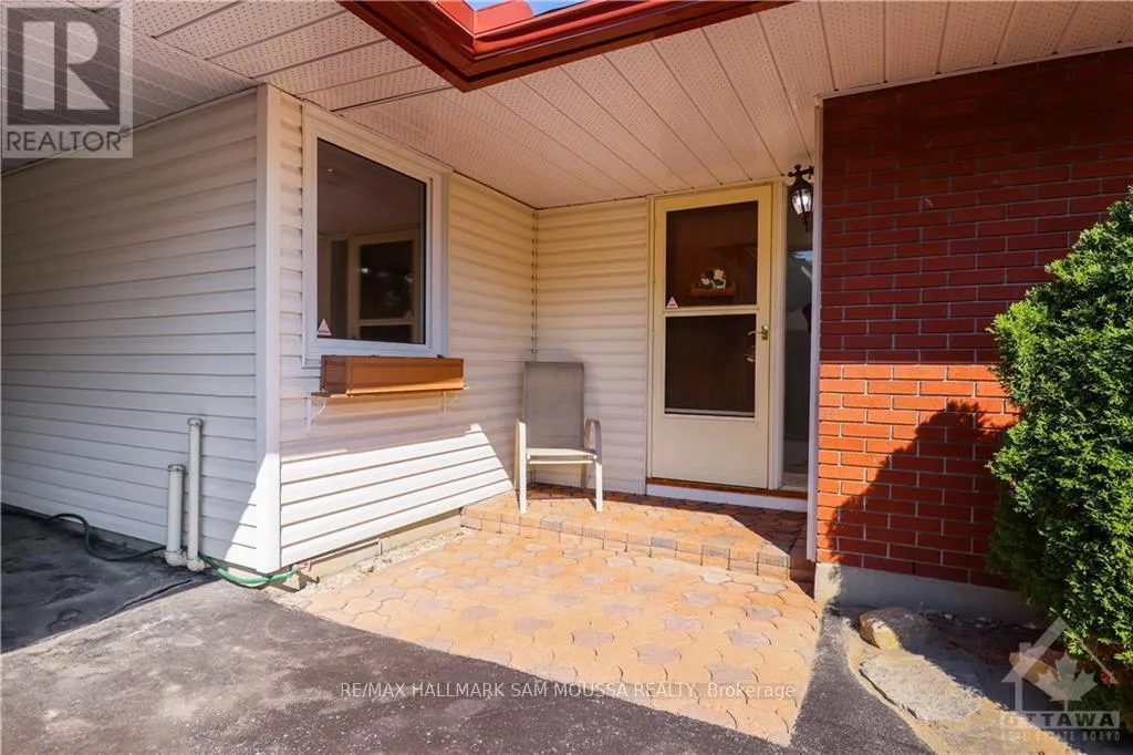 Photo 3 of 761 Garner Avenue, Ottawa, Mooneys Bay/Riverside Park — HOMEH
