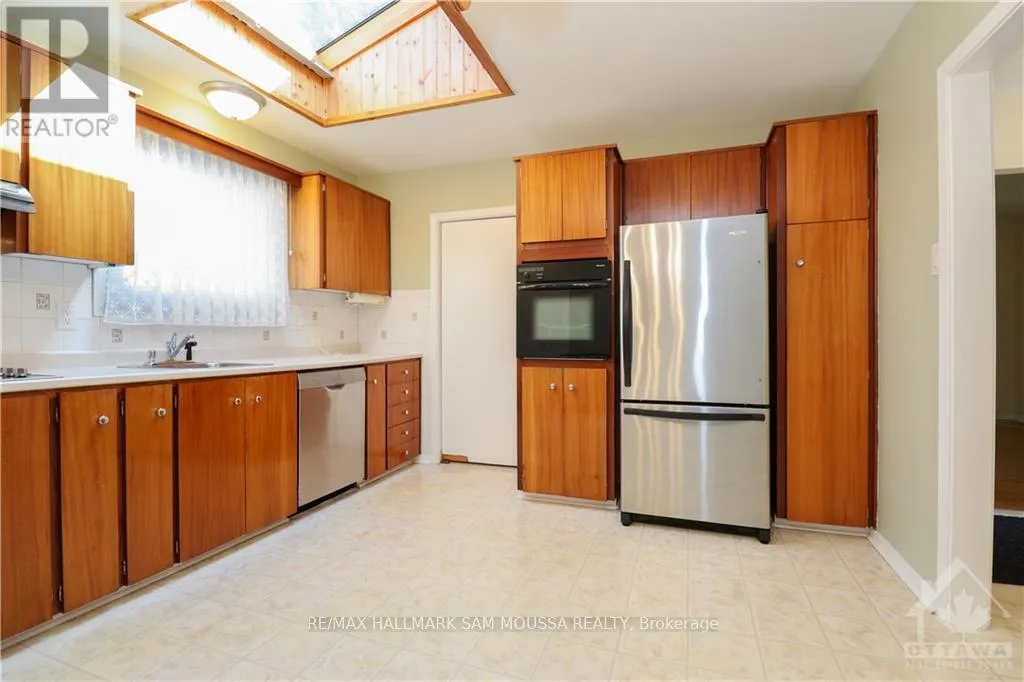 Photo 9 of 761 Garner Avenue, Ottawa, Mooneys Bay/Riverside Park — HOMEH