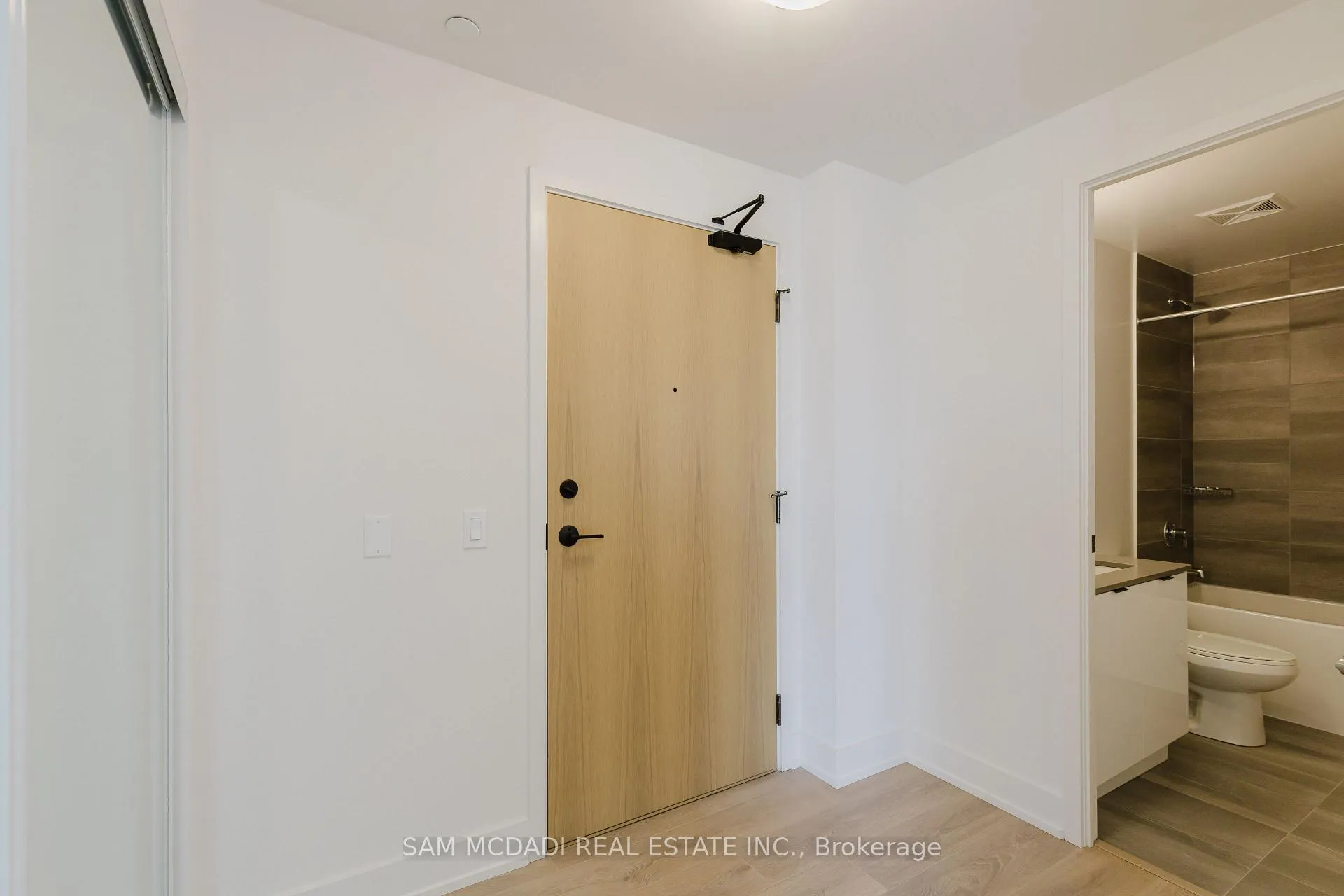 Photo 2 of Unit 2003, 202 Burnhamthorpe Road E, Mississauga, City Centre — HOMEH