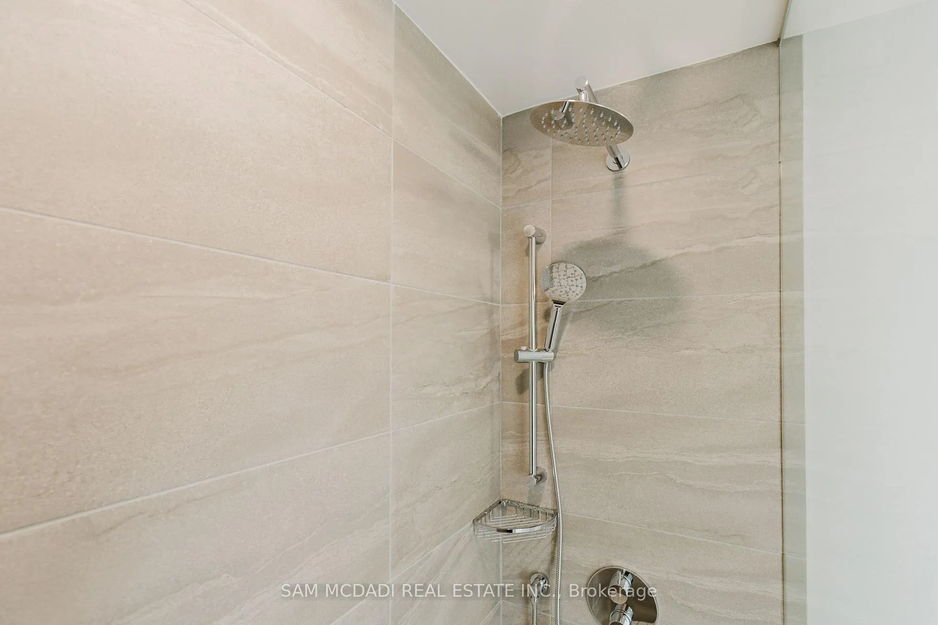 Photo 6 of Unit 2003, 202 Burnhamthorpe Road E, Mississauga, City Centre — HOMEH