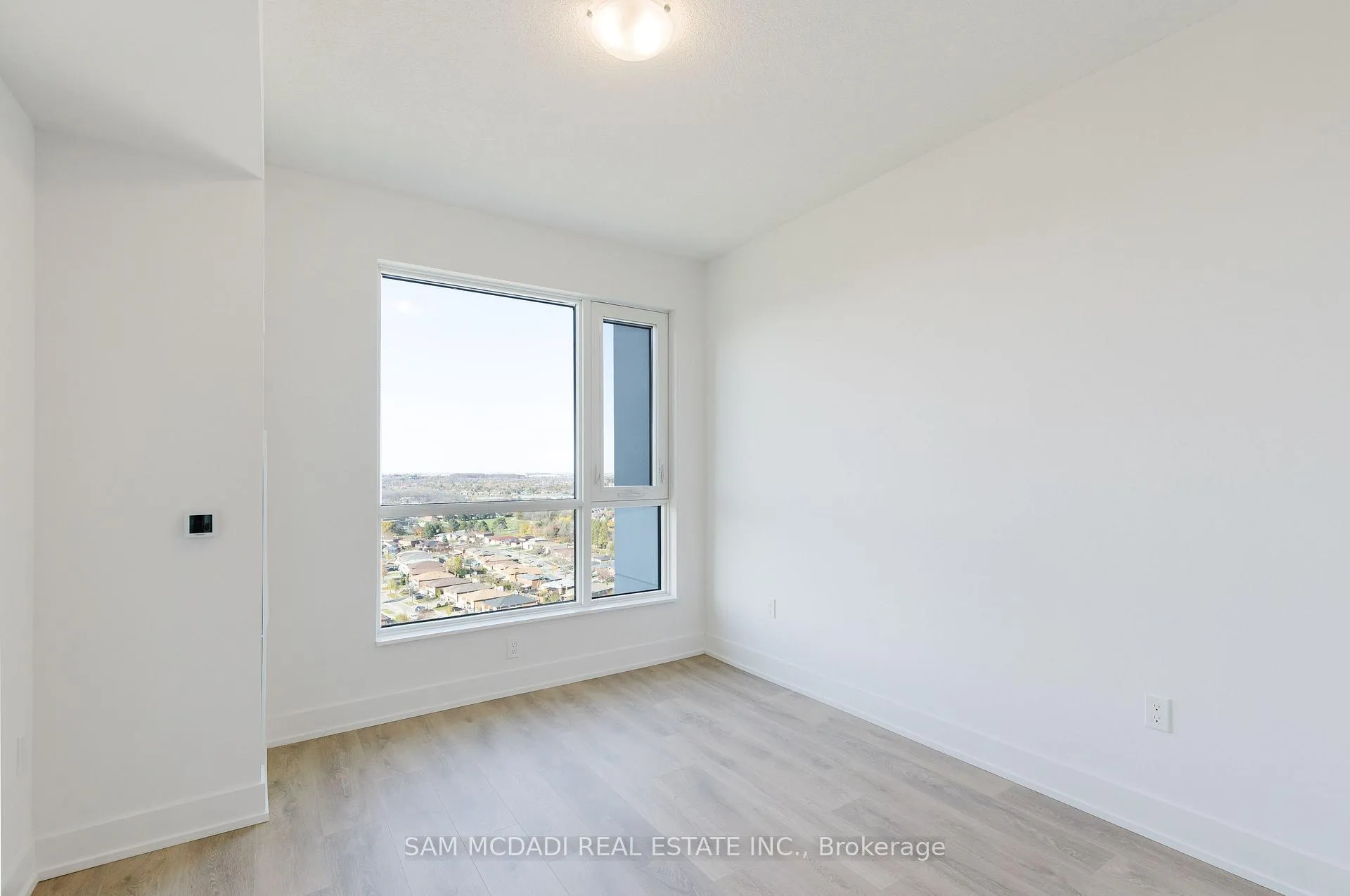 Photo 10 of Unit 2003, 202 Burnhamthorpe Road E, Mississauga, City Centre — HOMEH