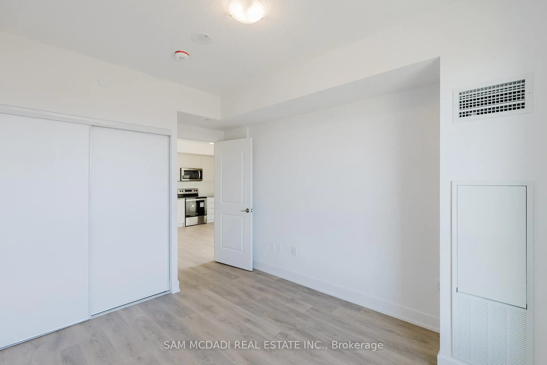 Photo 11 of Unit 2003, 202 Burnhamthorpe Road E, Mississauga, City Centre — HOMEH