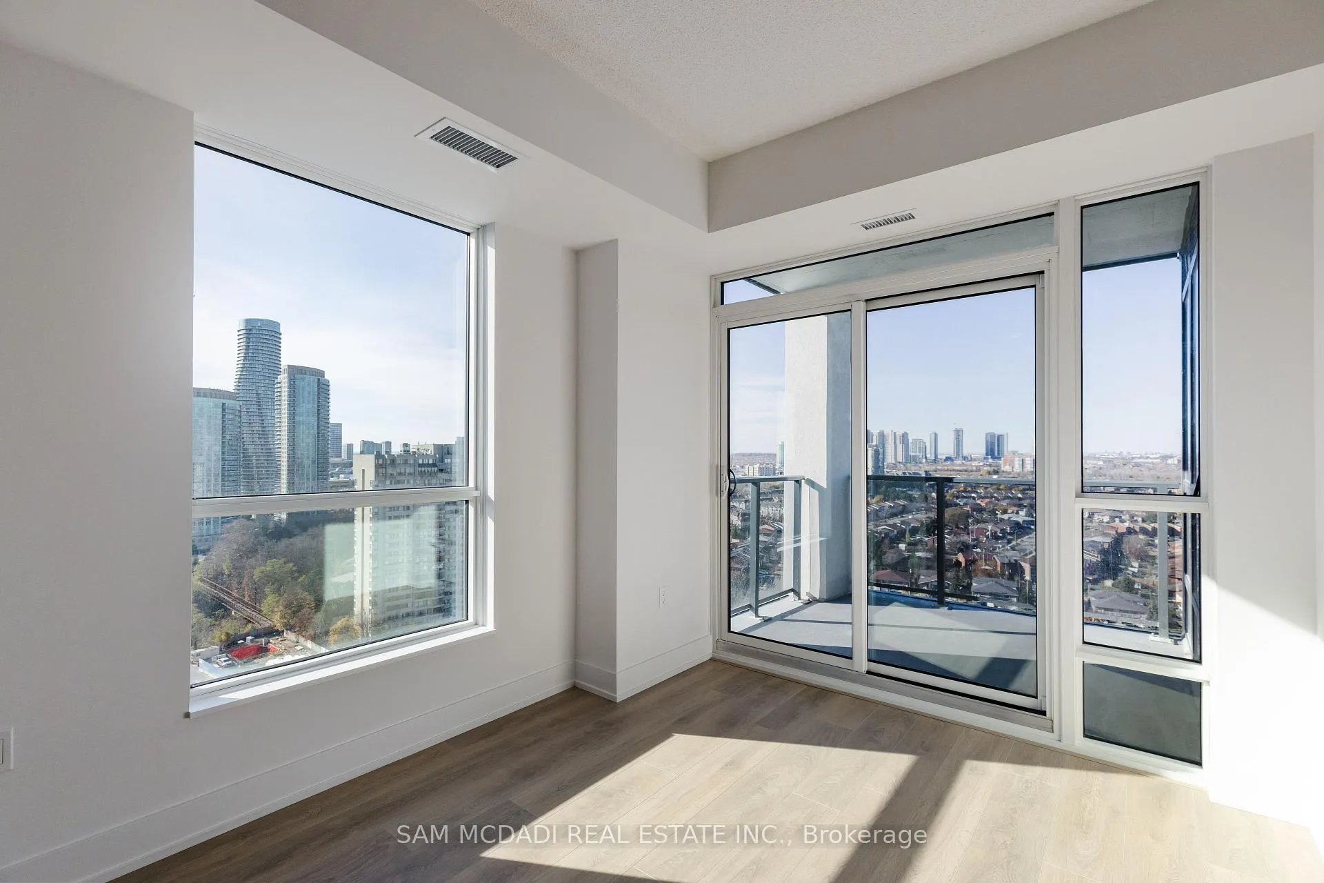 Photo 13 of Unit 2003, 202 Burnhamthorpe Road E, Mississauga, City Centre — HOMEH