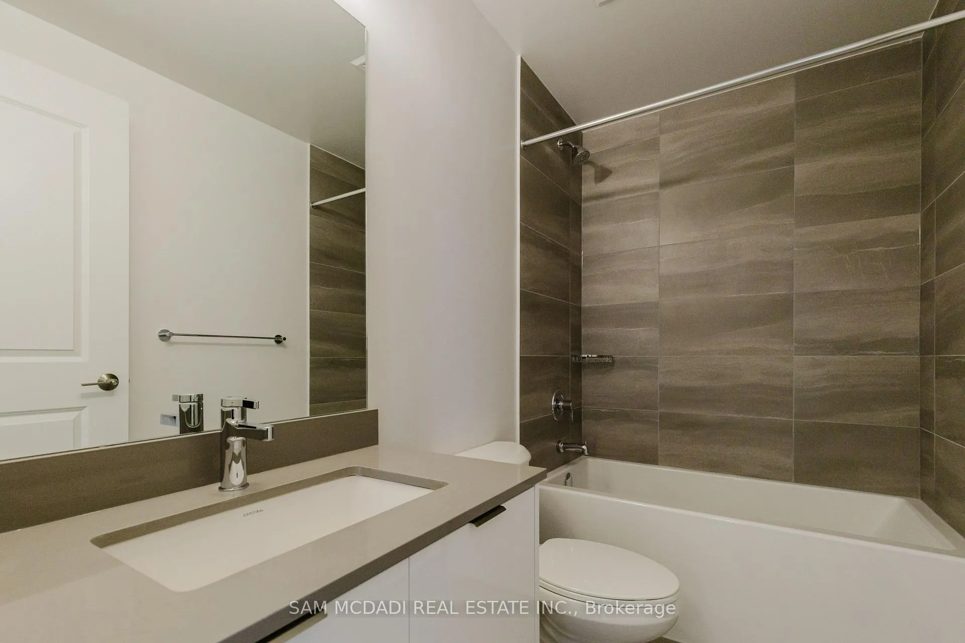Photo 18 of Unit 2003, 202 Burnhamthorpe Road E, Mississauga, City Centre — HOMEH