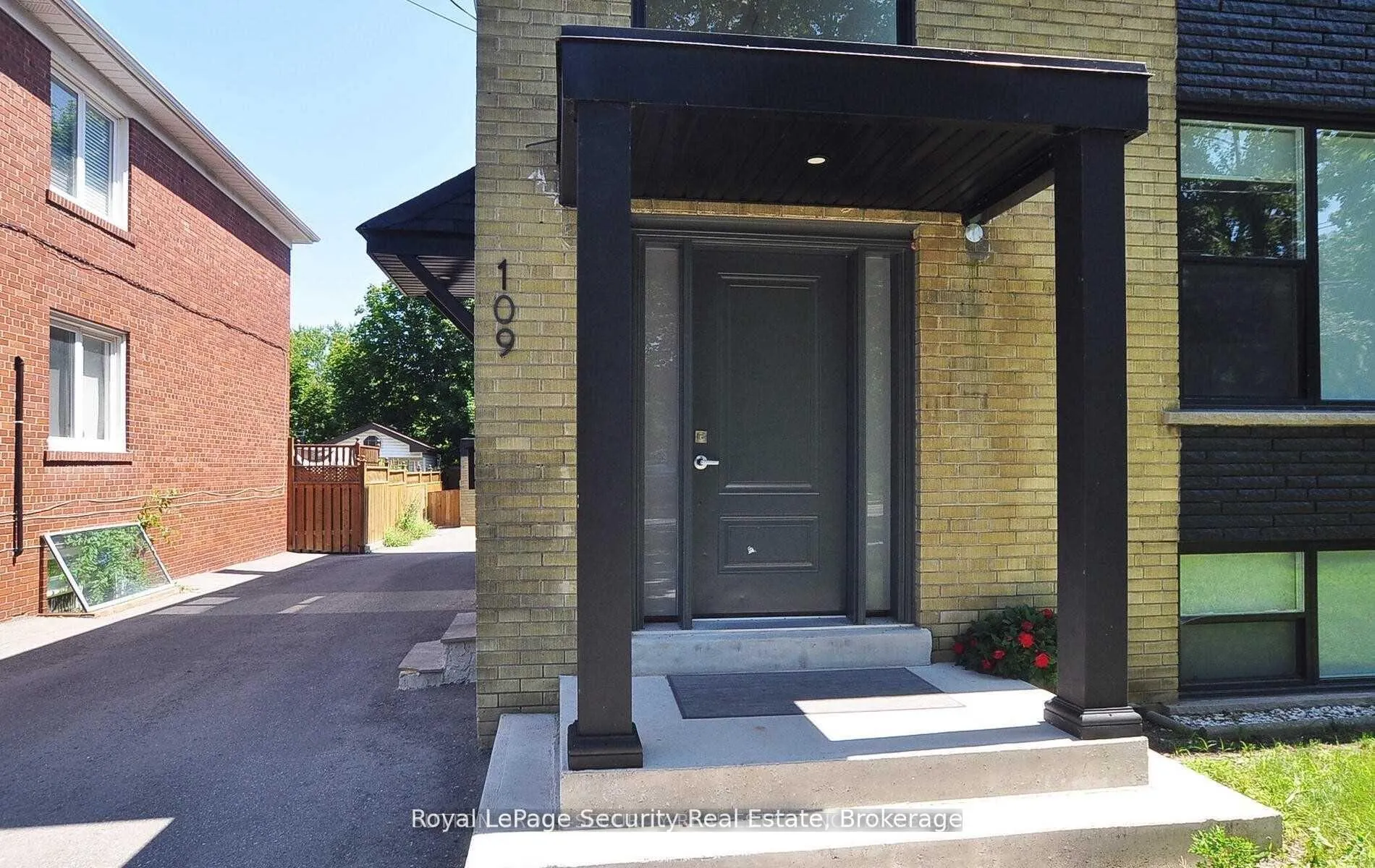 Photo 2 of Unit 2, 109 Stephen Drive, Etobicoke, Stonegate-Queensway — HOMEH