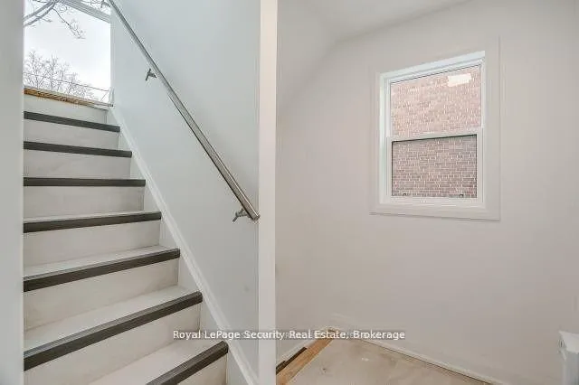 Photo 3 of Unit 2, 109 Stephen Drive, Etobicoke, Stonegate-Queensway — HOMEH