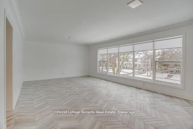 Photo 5 of Unit 2, 109 Stephen Drive, Etobicoke, Stonegate-Queensway — HOMEH