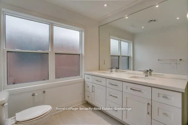 Photo 12 of Unit 2, 109 Stephen Drive, Etobicoke, Stonegate-Queensway — HOMEH