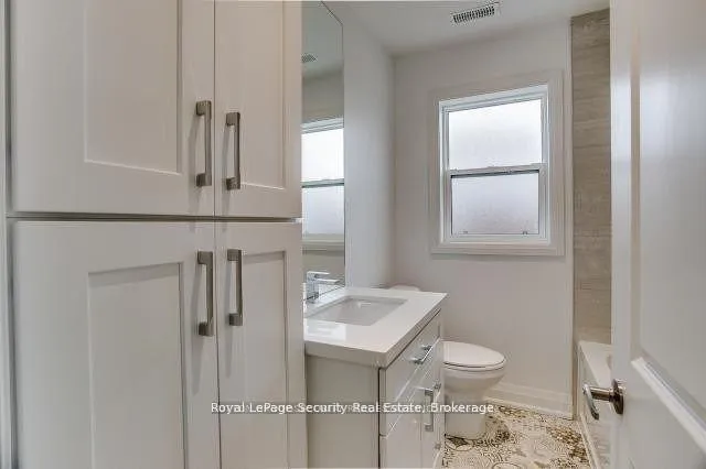 Photo 15 of Unit 2, 109 Stephen Drive, Etobicoke, Stonegate-Queensway — HOMEH