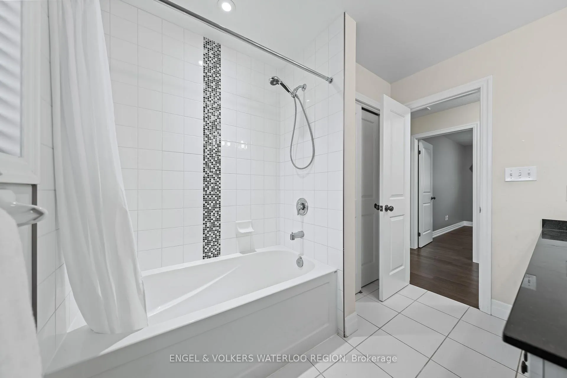 Photo 33 of 261 Watervale Crescent, Kitchener — HOMEH