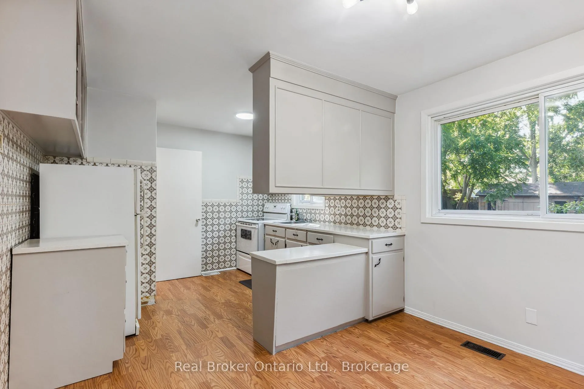 Photo 12 of 499 Krug Street, Kitchener, Rosemount — HOMEH