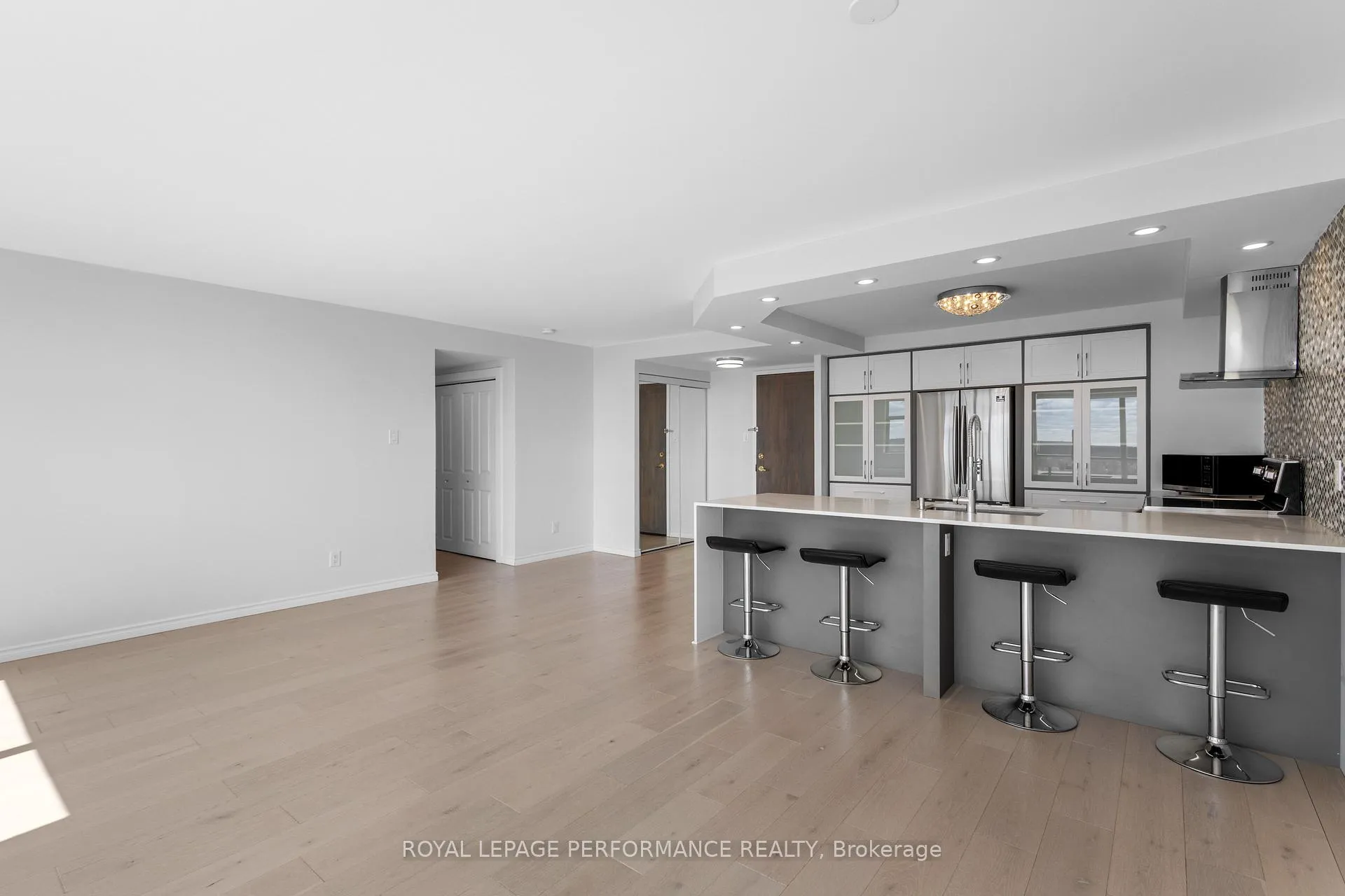 Photo 15 of Unit 1606, 2760 Carousel Crescent, Ottawa, Emerald Woods/Sawmill Creek — HOMEH