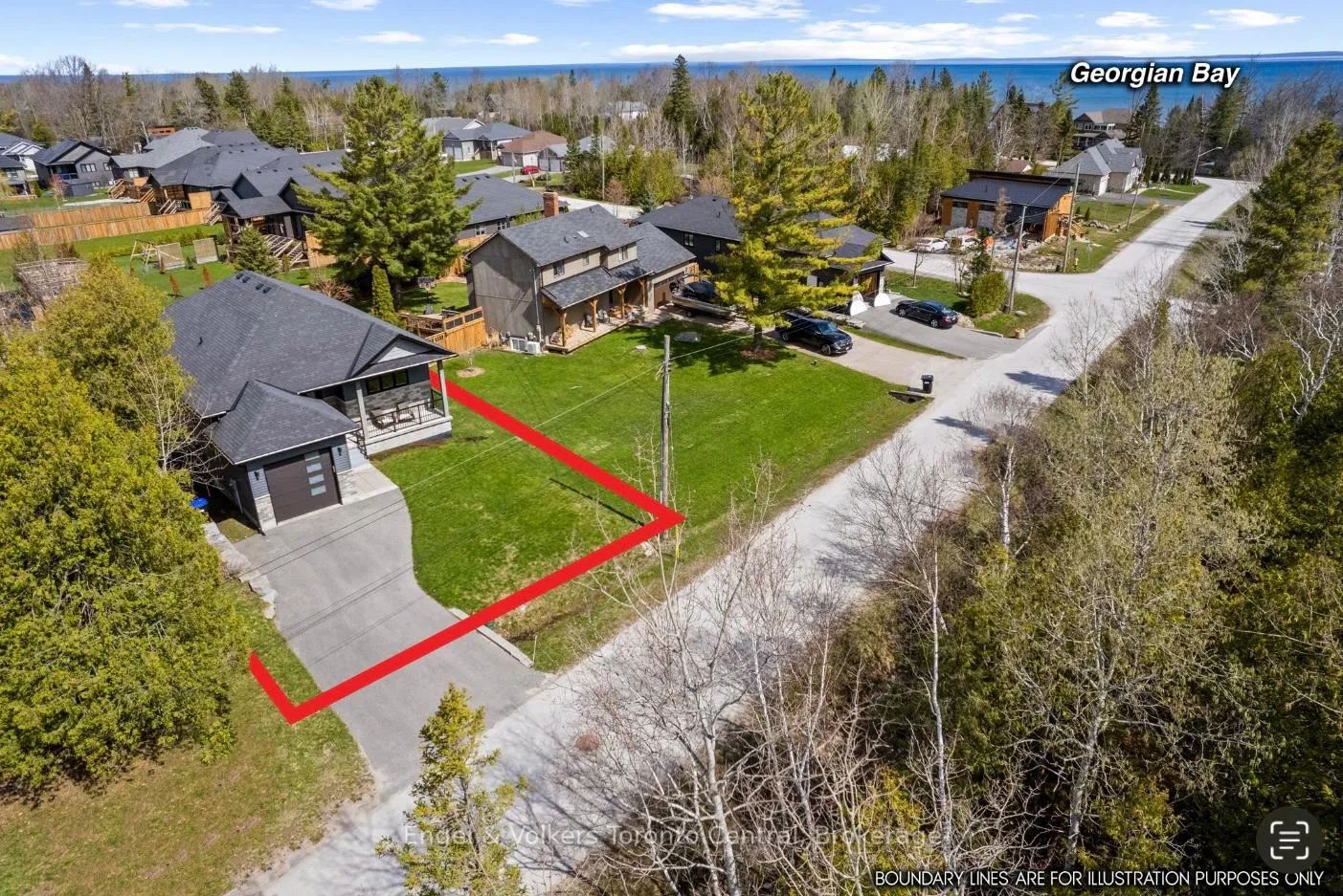 Photo 2 of 14 Thomas Street, Wasaga Beach — HOMEH