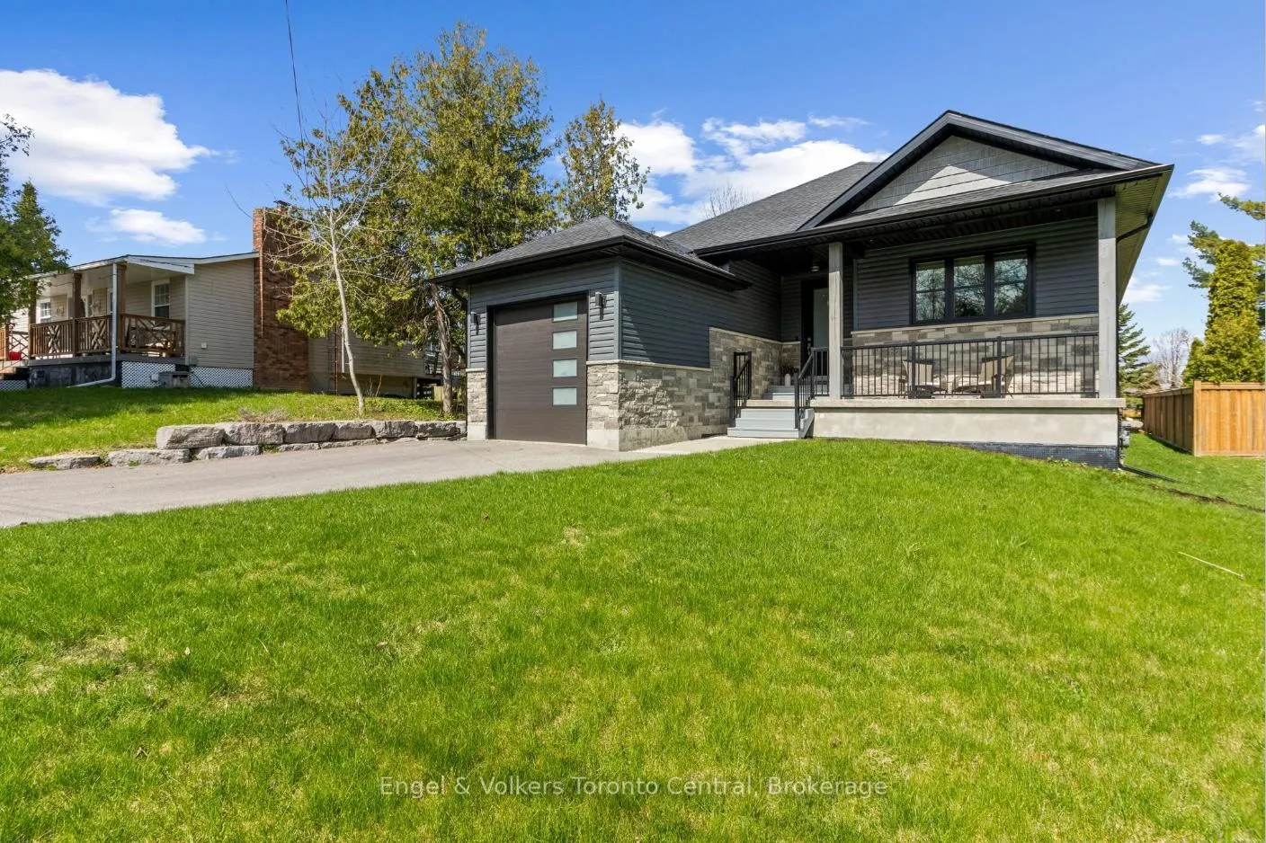 Photo 3 of 14 Thomas Street, Wasaga Beach — HOMEH