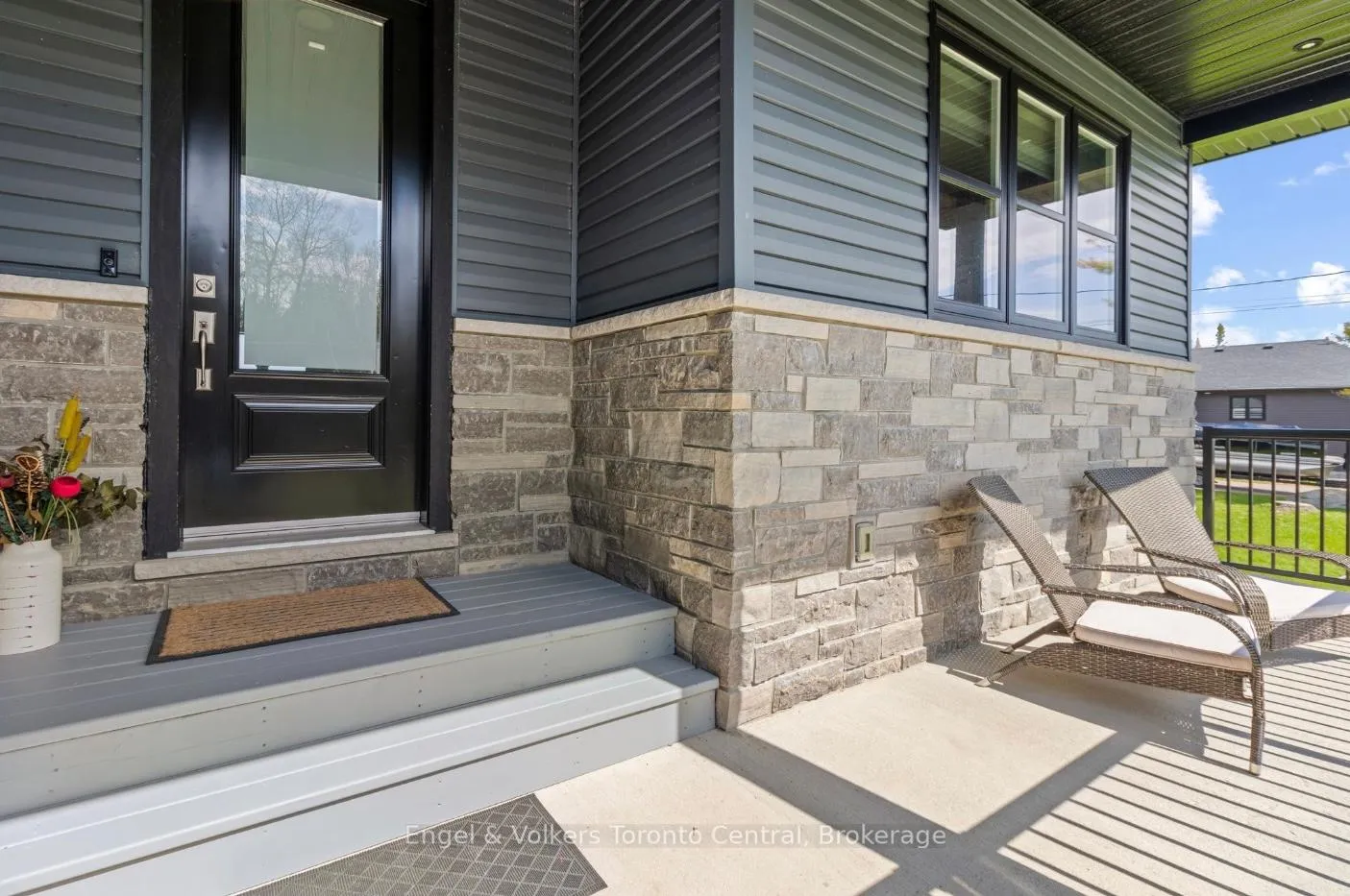 Photo 4 of 14 Thomas Street, Wasaga Beach — HOMEH