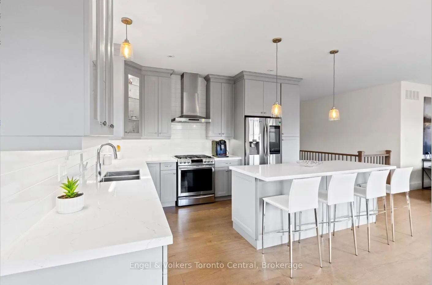 Photo 7 of 14 Thomas Street, Wasaga Beach — HOMEH
