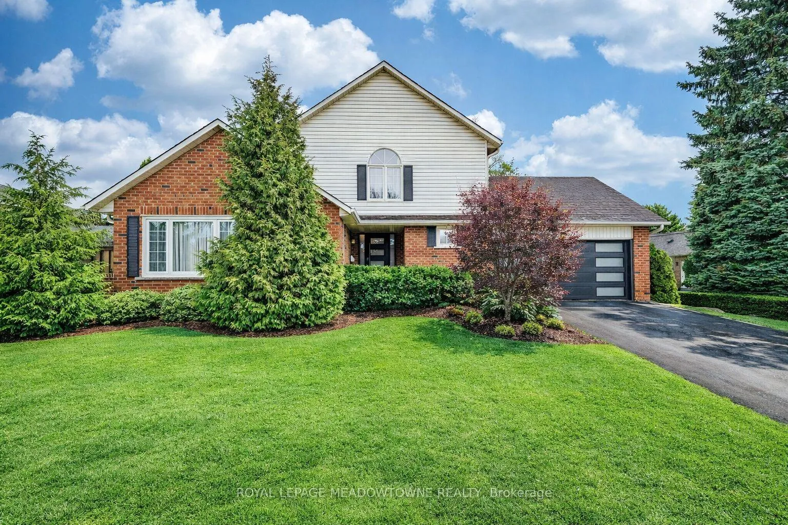 Photo 2 of 8 Wadsworth Circle, Brampton, Snelgrove — HOMEH