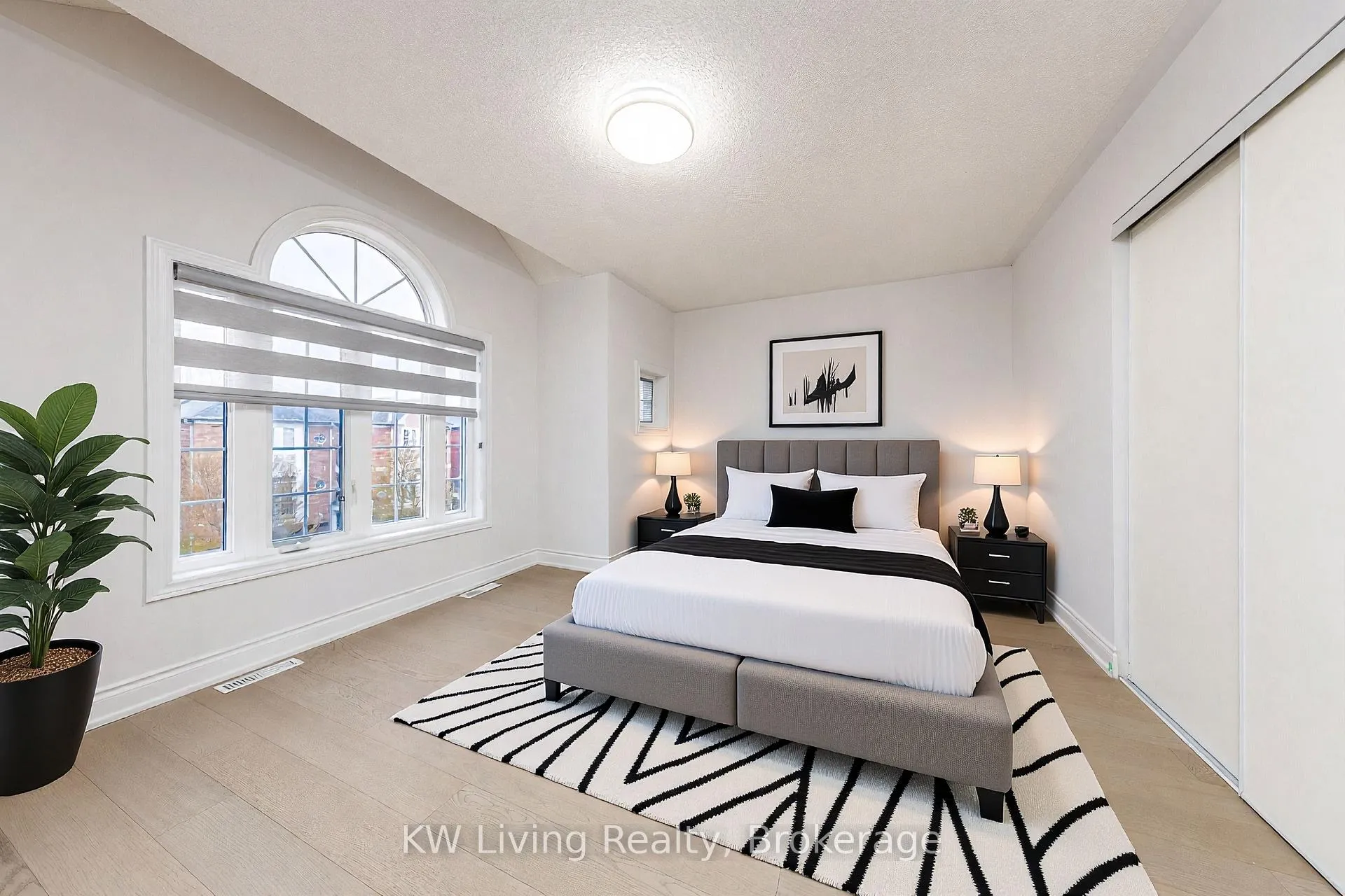 Photo 3 of 12 Crispin Court, Markham, Buttonville — HOMEH