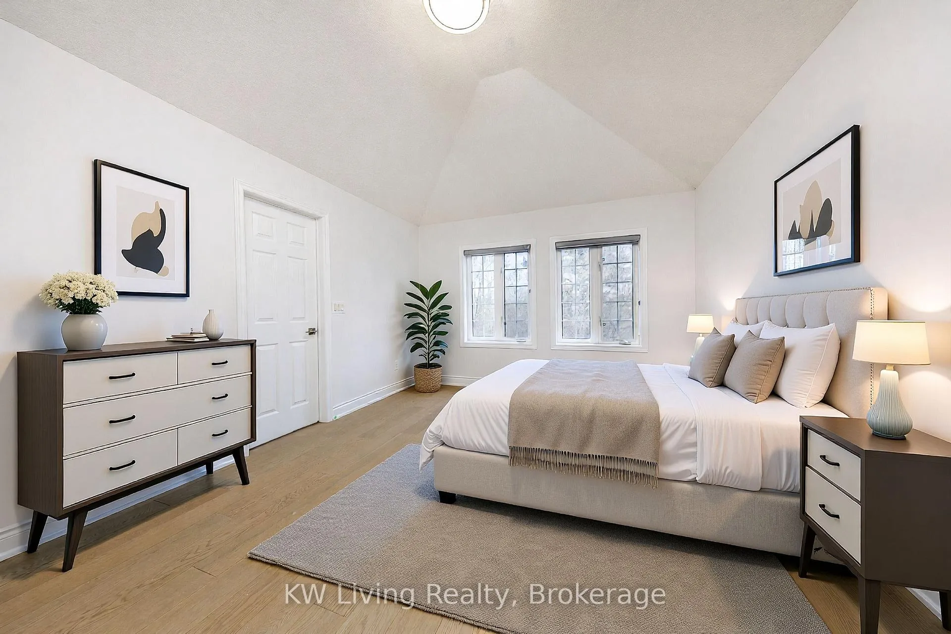 Photo 4 of 12 Crispin Court, Markham, Buttonville — HOMEH