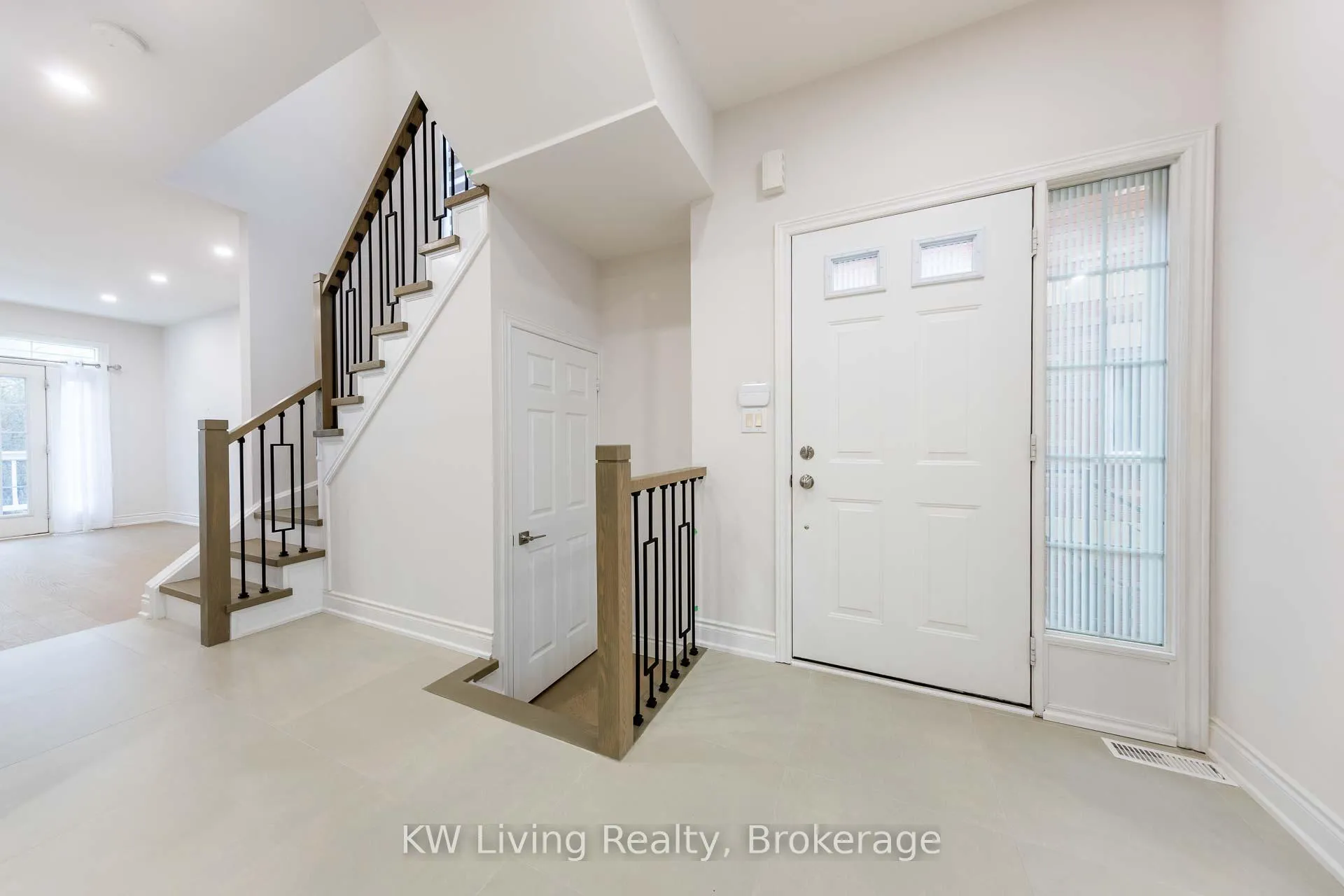 Photo 8 of 12 Crispin Court, Markham, Buttonville — HOMEH