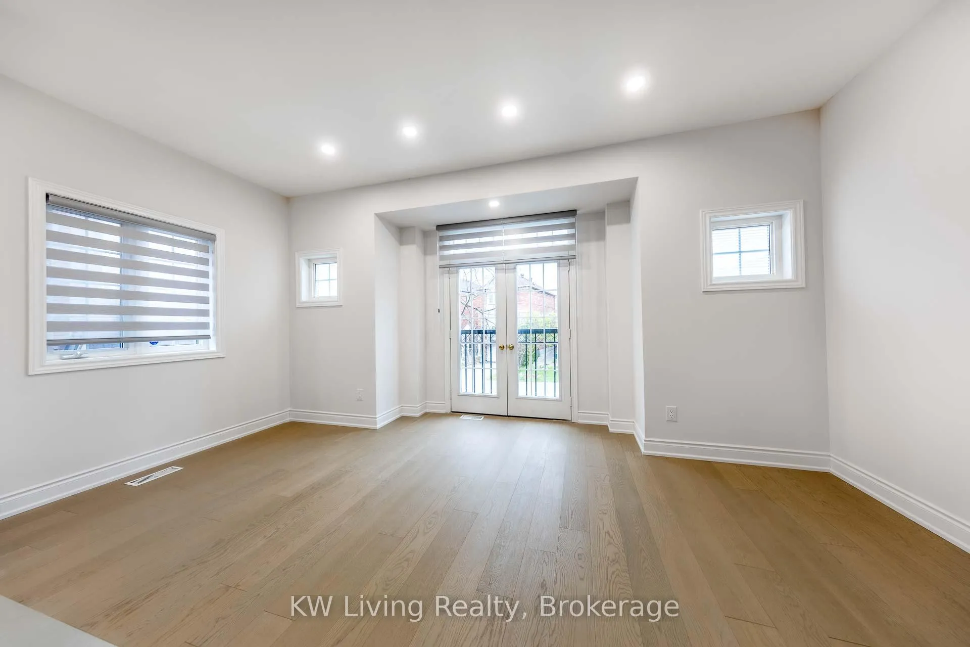 Photo 10 of 12 Crispin Court, Markham, Buttonville — HOMEH